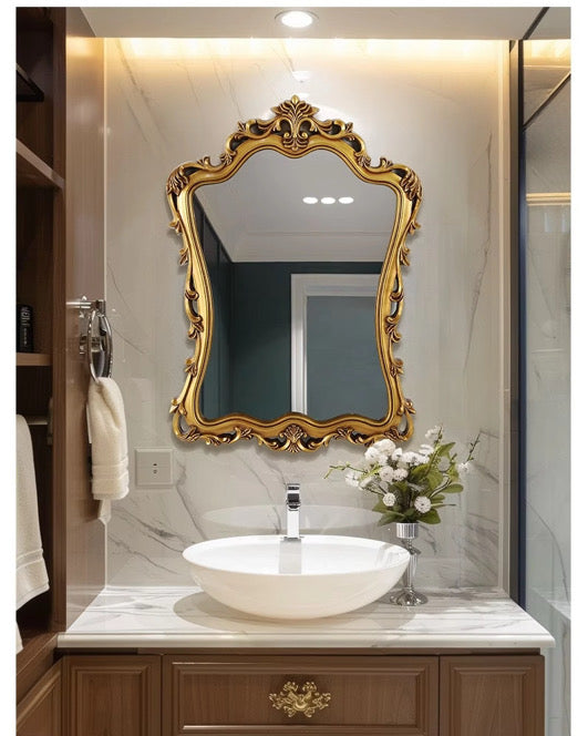 Baroque Elegance: Ornate Vintage Gold Wall Mirror
