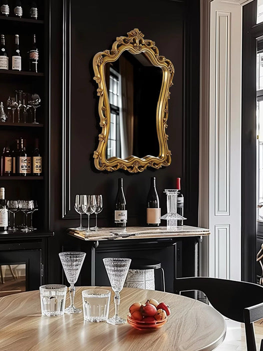 Baroque Elegance: Ornate Vintage Gold Wall Mirror