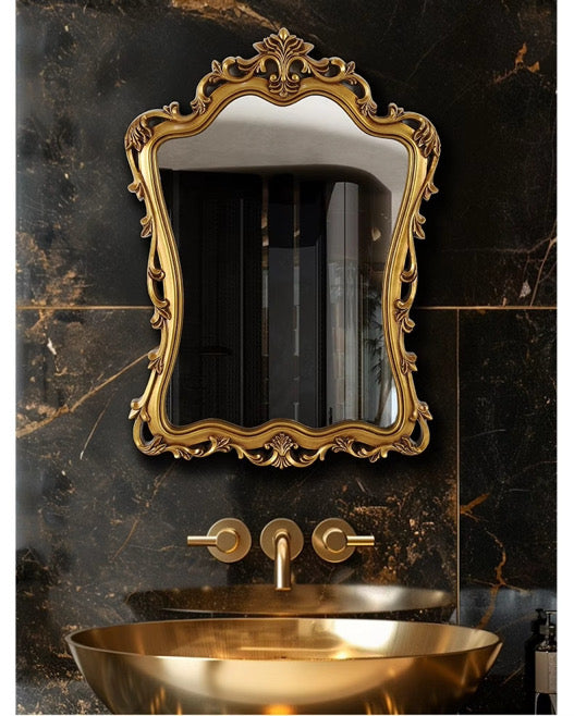 Baroque Elegance: Ornate Vintage Gold Wall Mirror